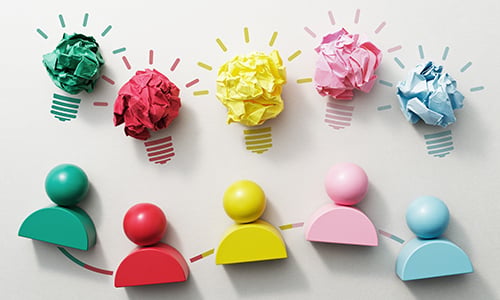 Cinque lampadine colorate con idee e persone stilizzate che rappresentano la creatività e la collaborazione.