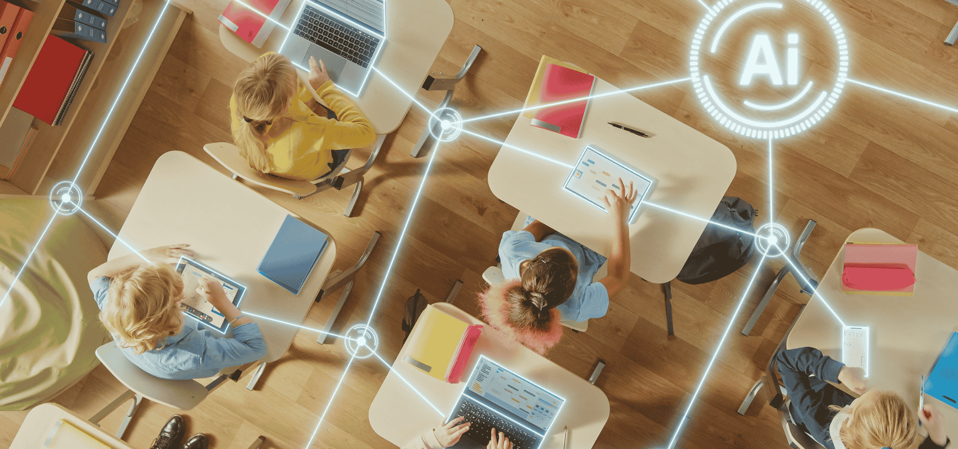Ragazzi seduti su banchi in classe digitale 