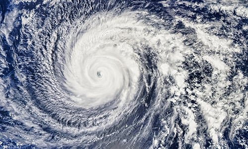 Immagine satellitare di un ciclone tropicale con una grande spirale di nubi e un occhio ben definito al centro.